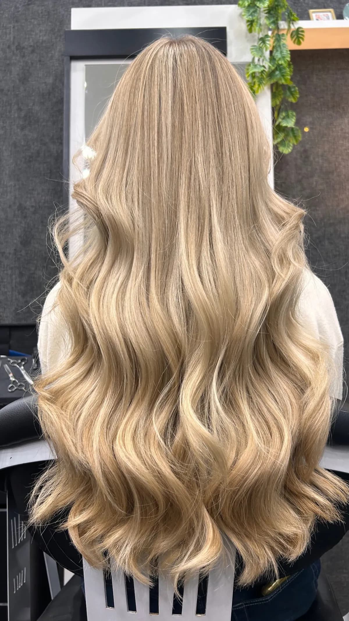 Exklusive Blondveredelung mit Highlights und voluminösen Wellen – Ness